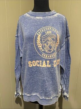 E Chicka-D Women’s M Social Club Fayetteville Arkansas Blue Crewneck Sweatshirt